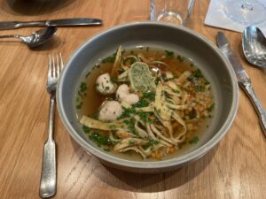 Da kriegt man Lust zu heiraten: Hochzeitssuppe mit Einlage satt.