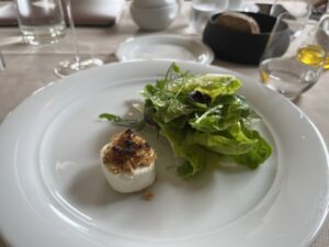 Ein kleines Ziegenkäslein mit karamellisierten Nüssen.